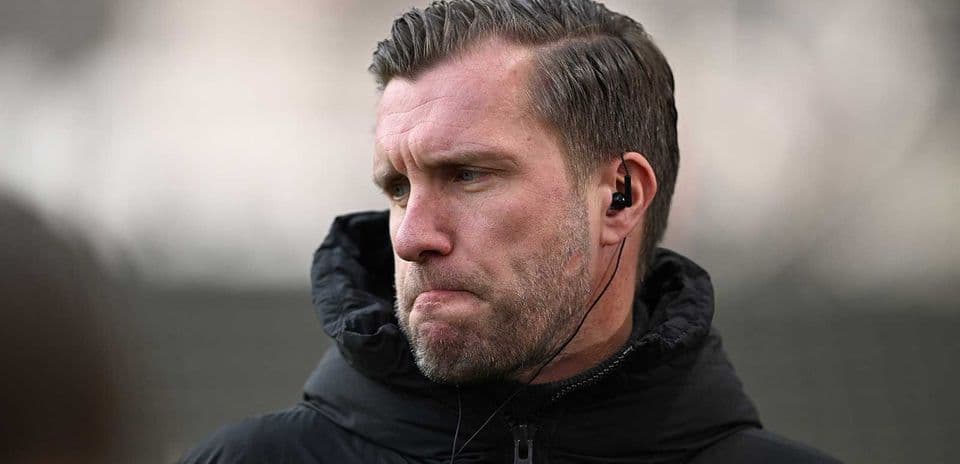 Entrenador con auriculares en una sesión