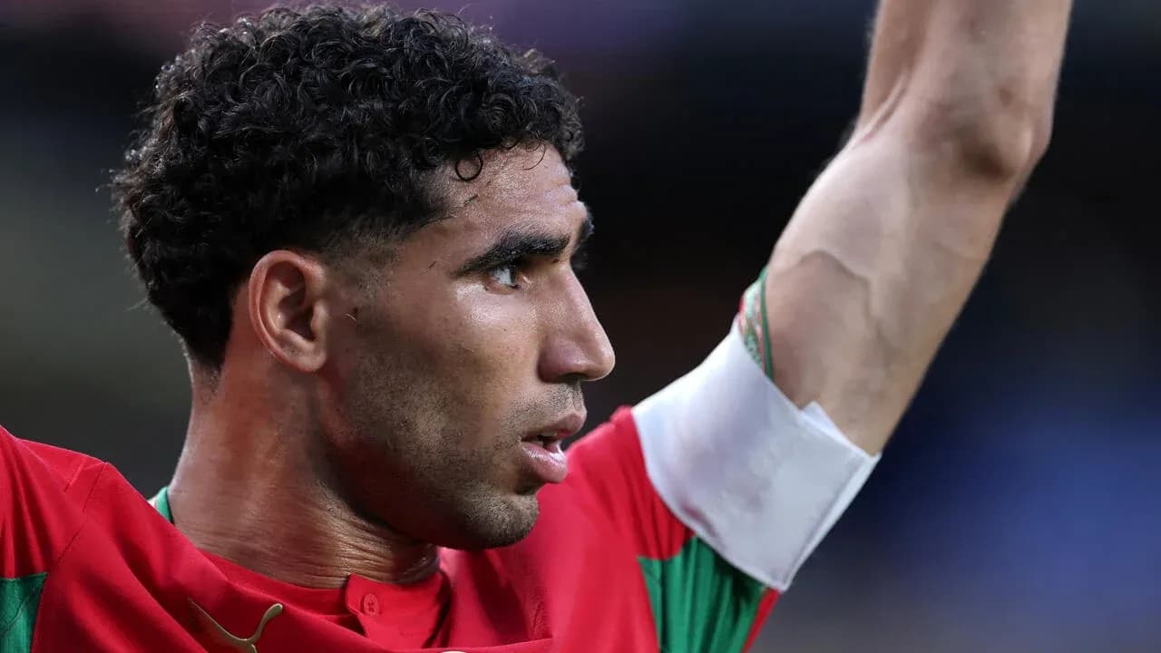 Jugador de Marruecos levantando el brazo en el campo