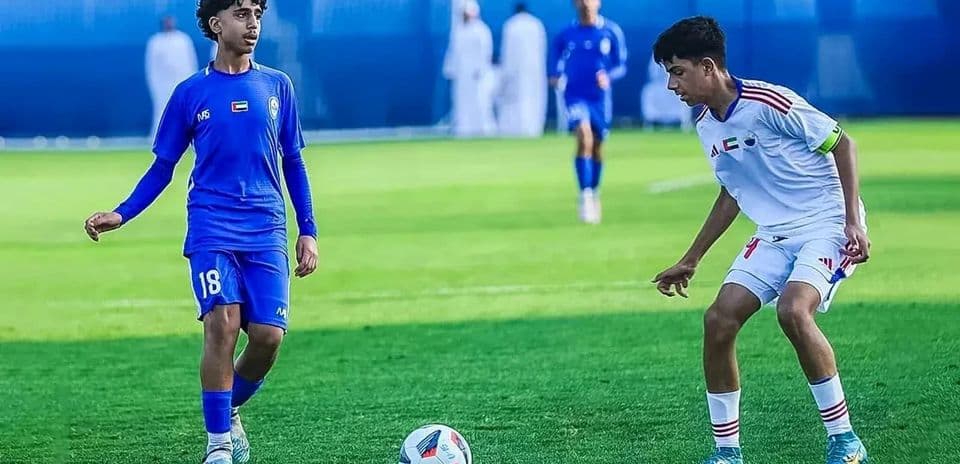 Jugadores de Al Bataeh y Shabab Al-Ahli en acción