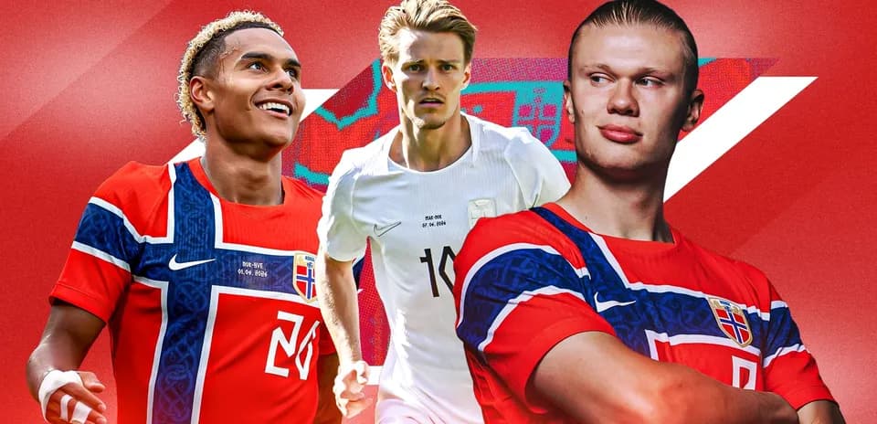 Tres jugadores noruegos posando en uniforme de fútbol