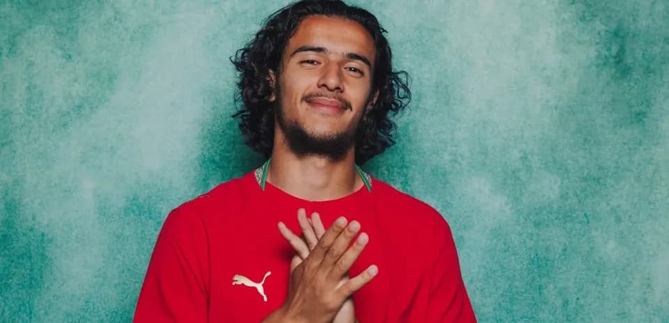 Jugador posando con camiseta roja de fútbol