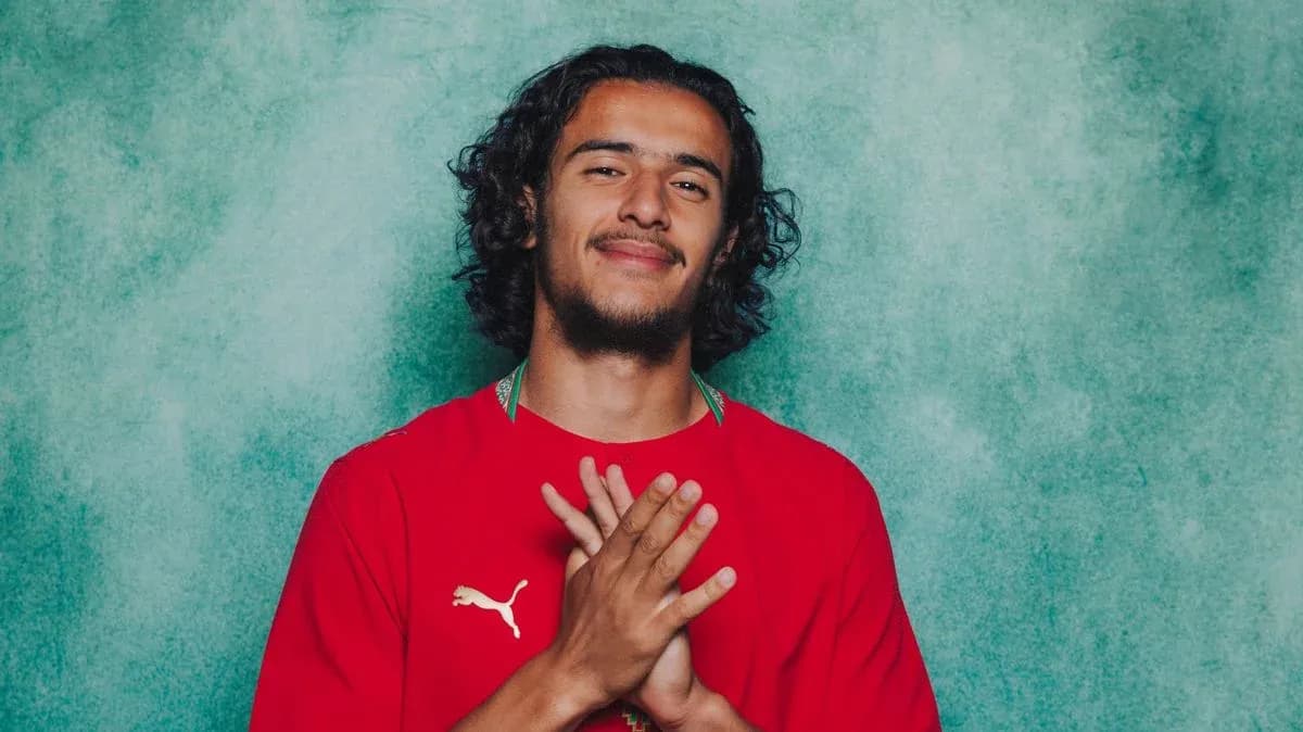Jugador posando con camiseta roja de fútbol