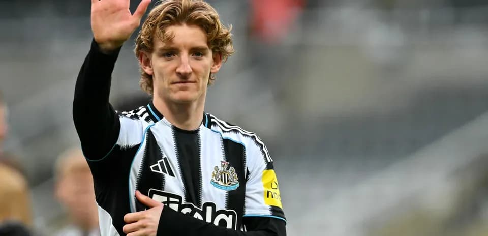 Jugador de Newcastle saludando a la afición