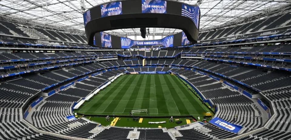 Vista del estadio con césped y asientos vacíos