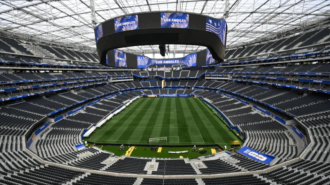 Vista del estadio con césped y asientos vacíos