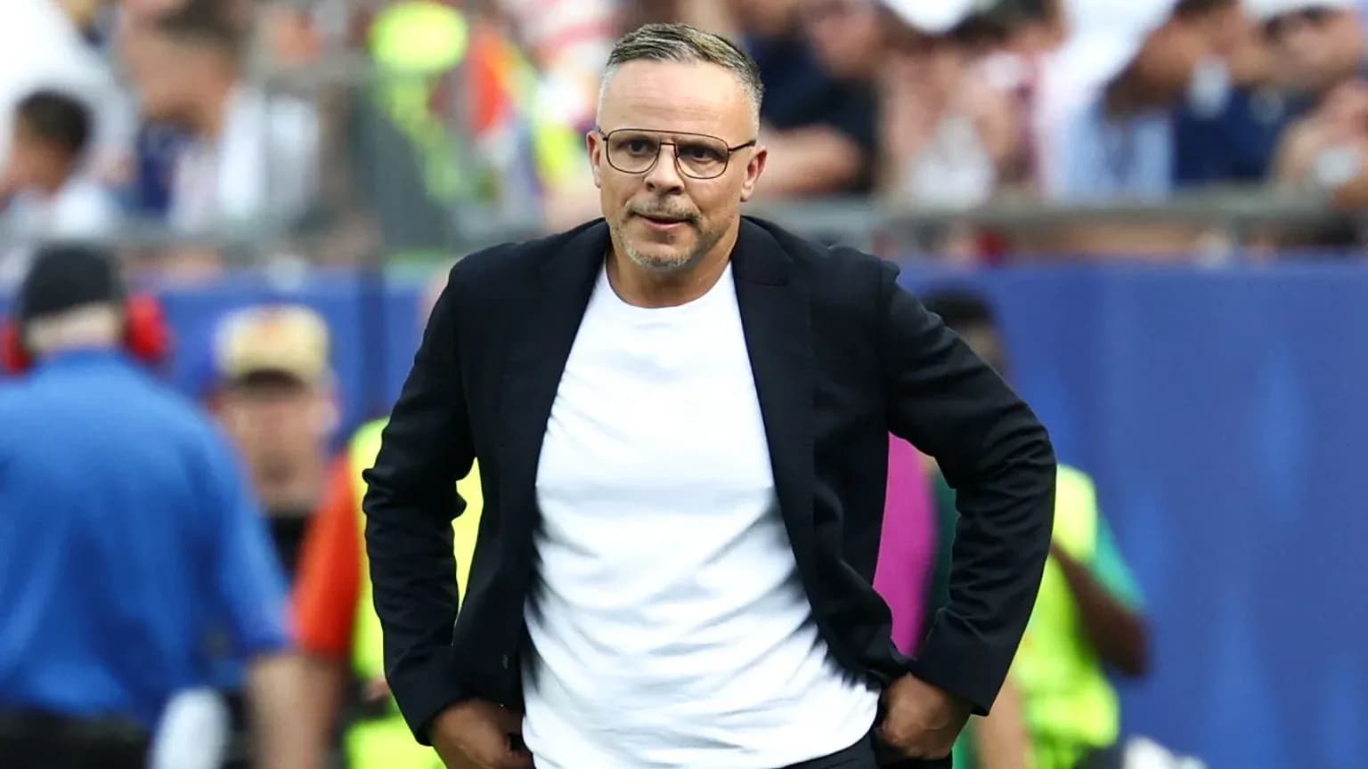 Entrenador en el campo durante el partido