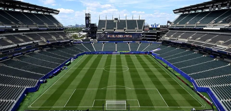 Vista del campo en el estadio de fútbol vacío