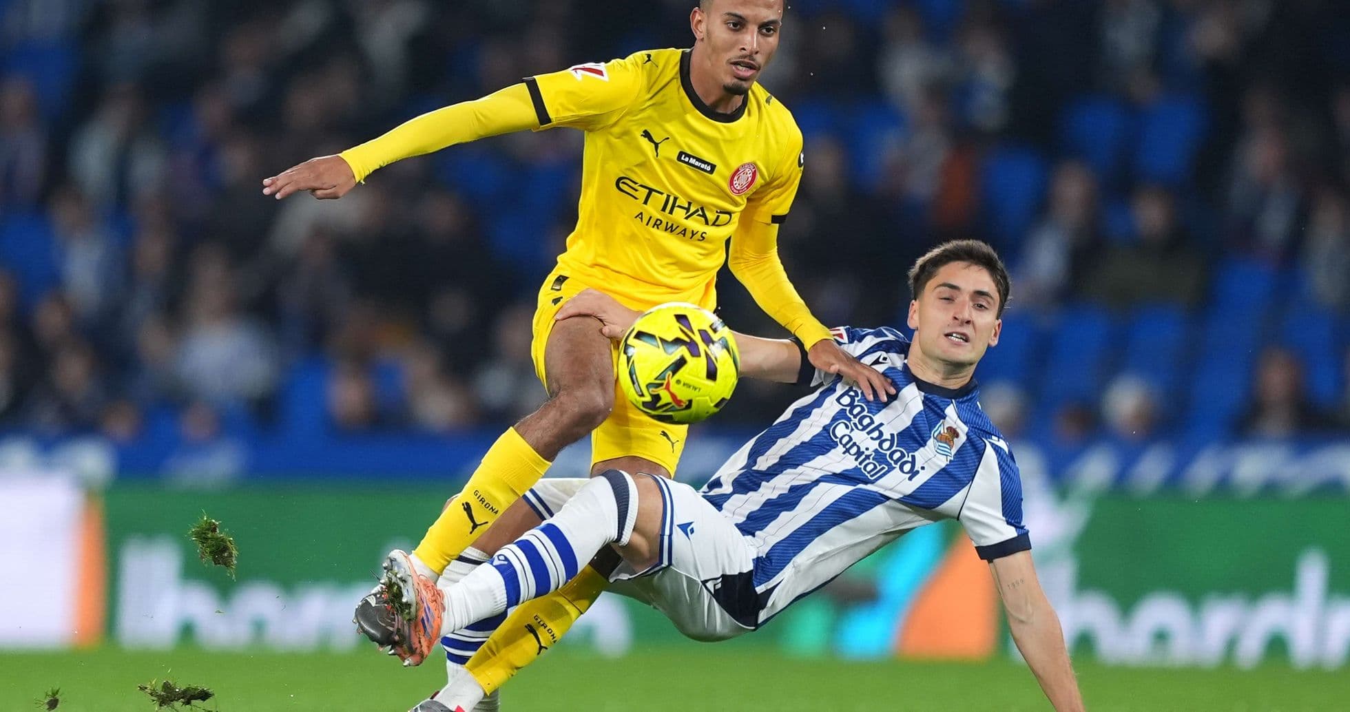 Jugador de Girona en acción contra Real Sociedad