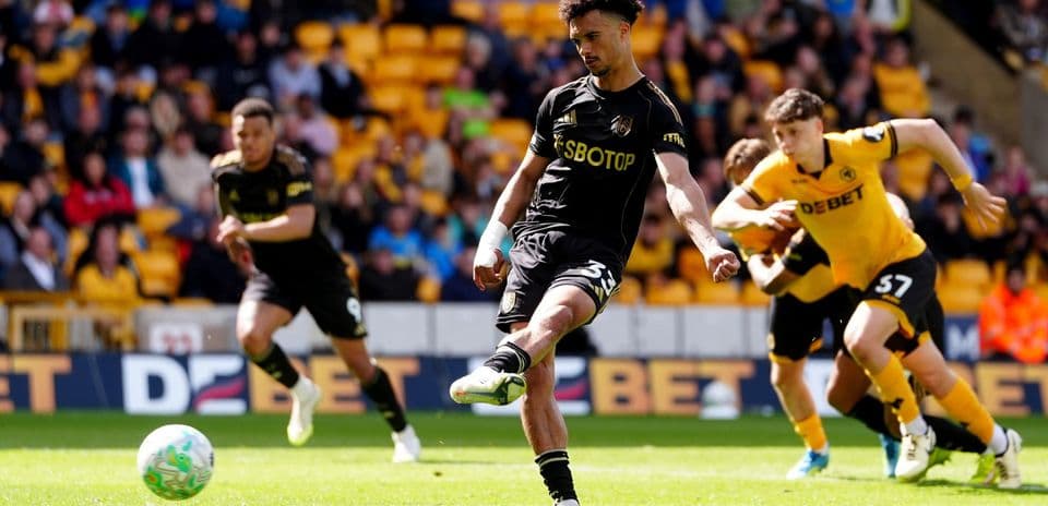 Jugador del Wolves ejecutando un penalti