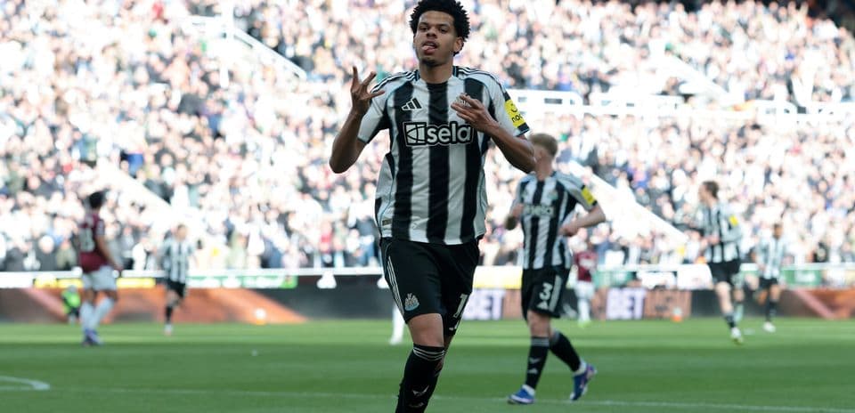 Jugador de Newcastle celebra un gol