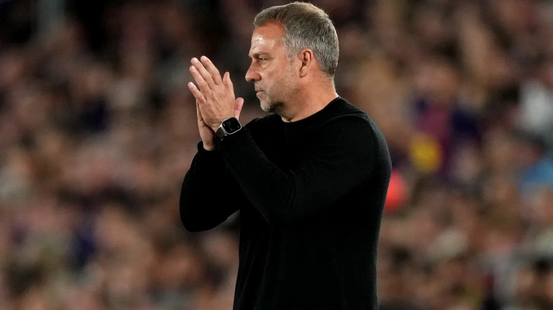 Entrenador aplaudiendo durante el partido