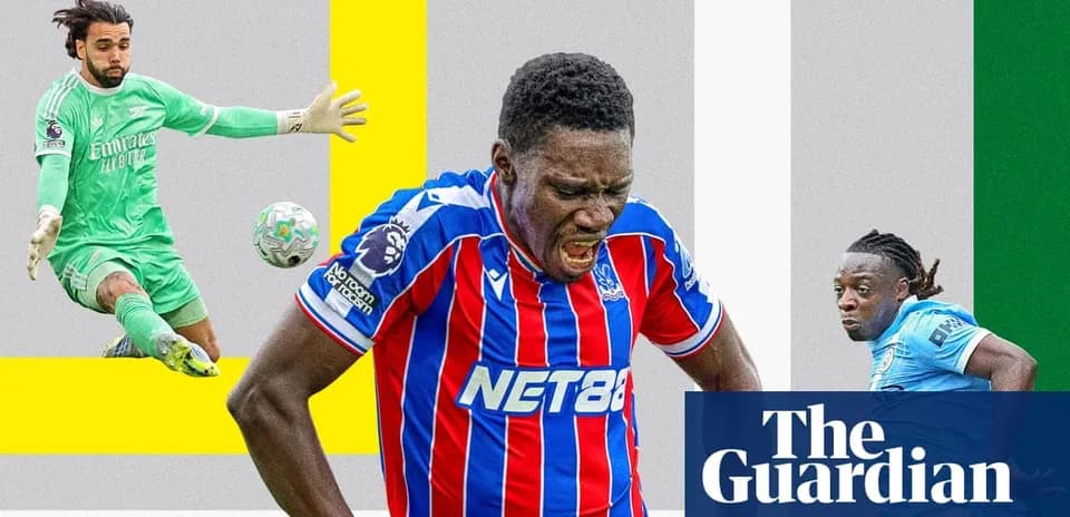 Jugador de Crystal Palace luchando mientras el portero salta