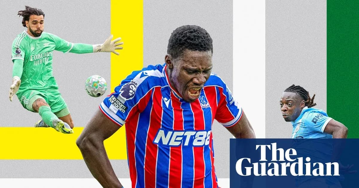 Jugador de Crystal Palace luchando mientras el portero salta