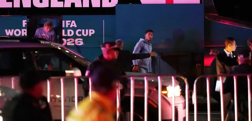 Jugadores de Inglaterra llegando al autobús de la selección