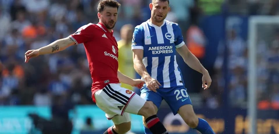 Jugador de Brighton defendiendo contra jugador de Manchester United