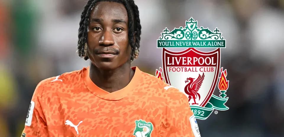 Portero con camiseta de Costa de Marfil y logo de Liverpool