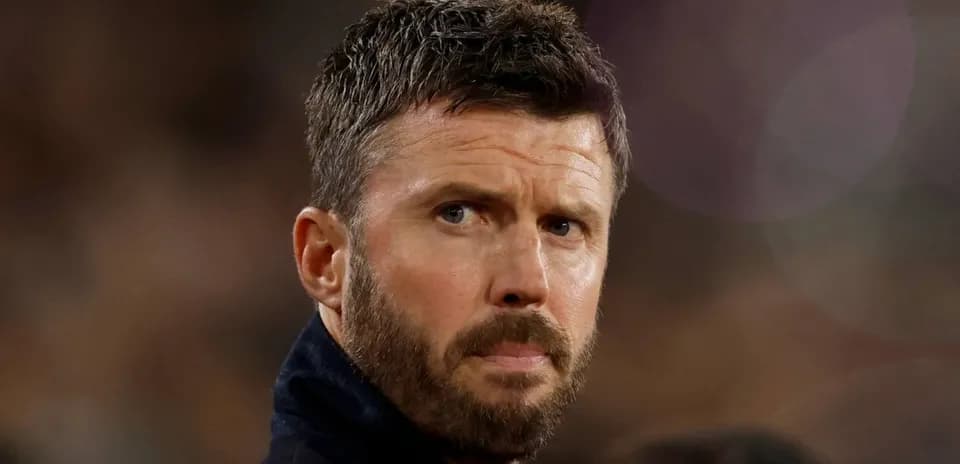 Entrenador observando el partido desde la línea