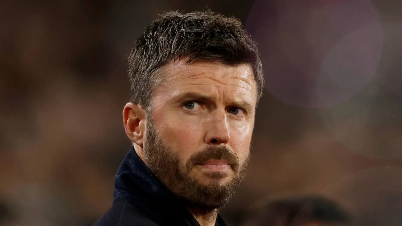 Entrenador observando el partido desde la línea