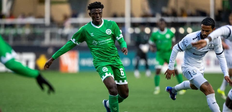 Jugador del NY Cosmos avanzando con el balón