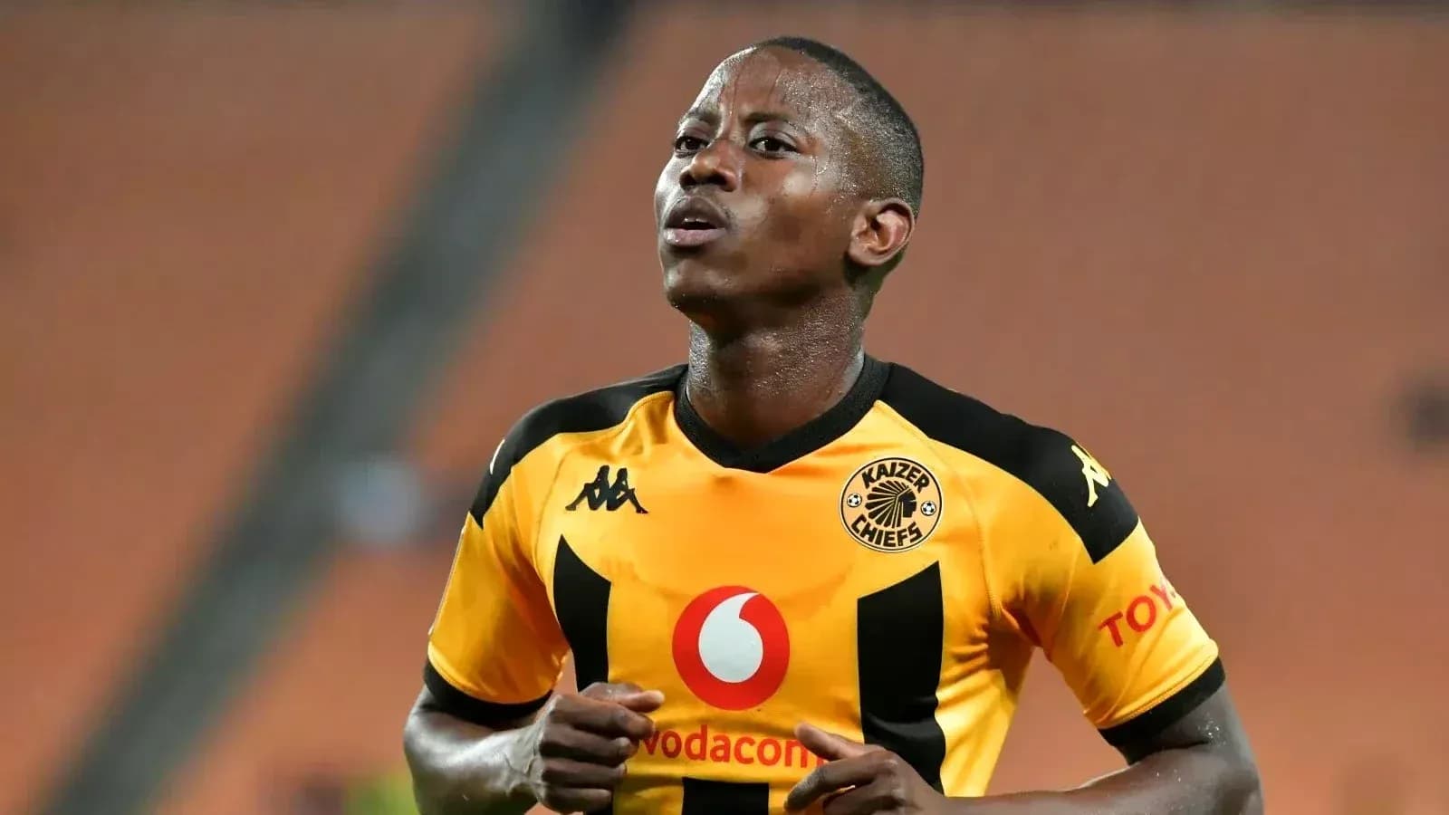 Jugador de Kaizer Chiefs durante un partido de fútbol