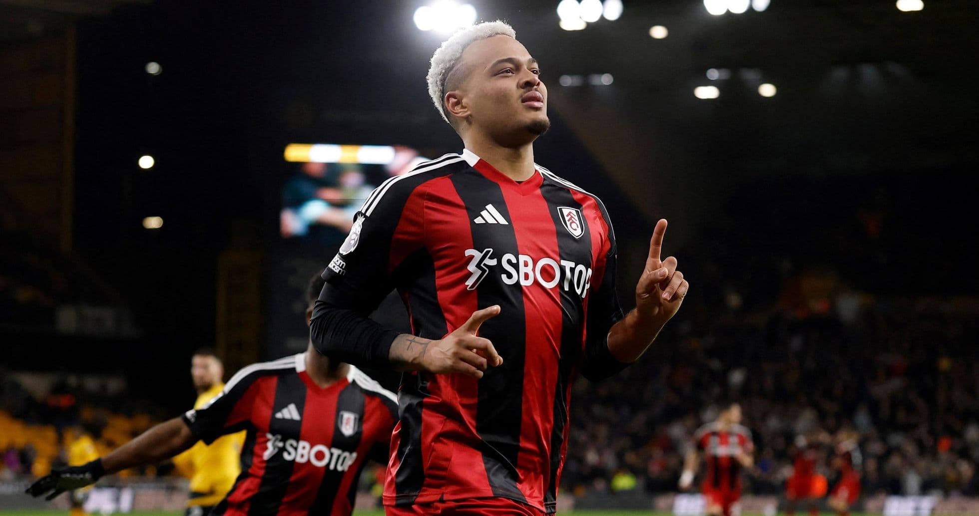 Jugador de Fulham celebra un gol