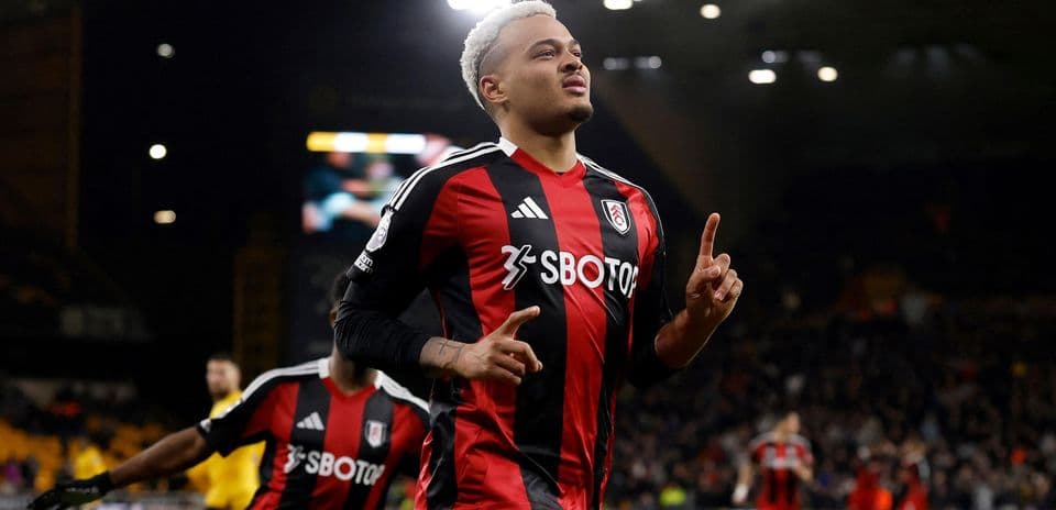 Jugador de Fulham celebra un gol