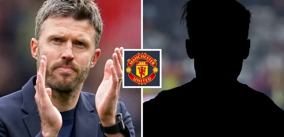 Entrenador aplaudiendo junto al logo de Manchester United