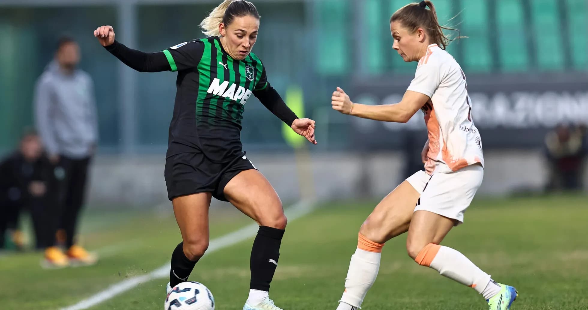 Jugadoras de Sassuolo y Roma en acción