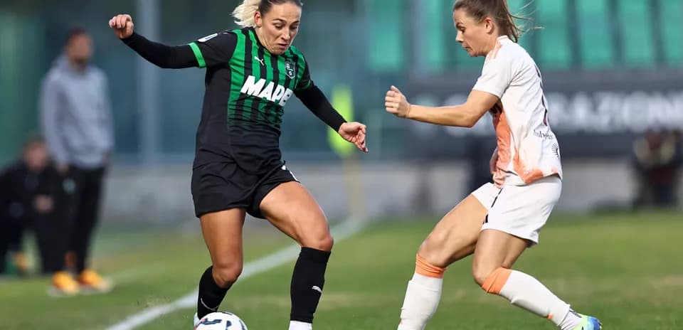 Jugadoras de Sassuolo y Roma en acción