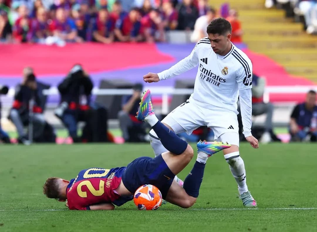 Jugador de Barcelona cae tras entrada de Real Madrid