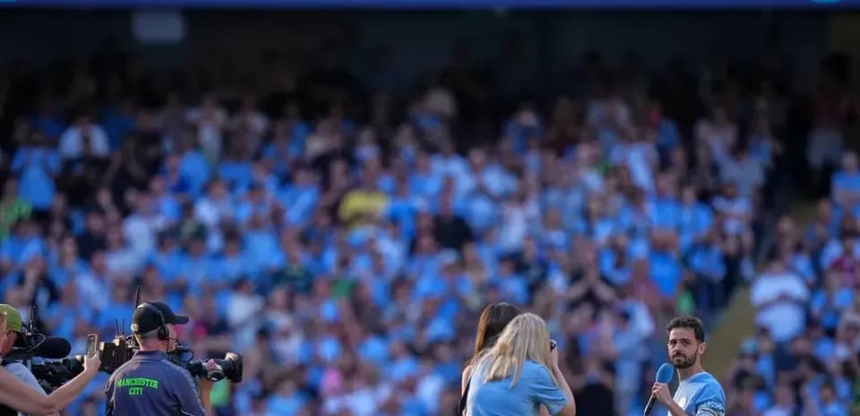 Bernardo recibiendo homenaje frente a aficionados