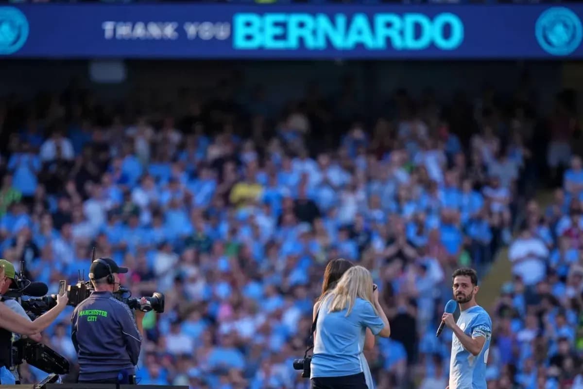 Bernardo recibiendo homenaje frente a aficionados