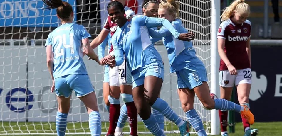 Jugadoras de Manchester City celebrando un gol