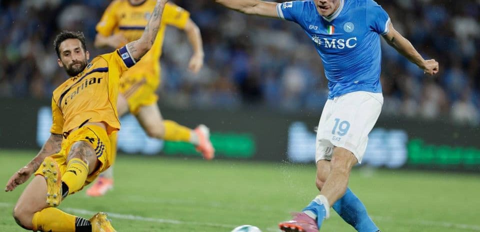 Jugador de Napoli driblando a defensa de Pisa