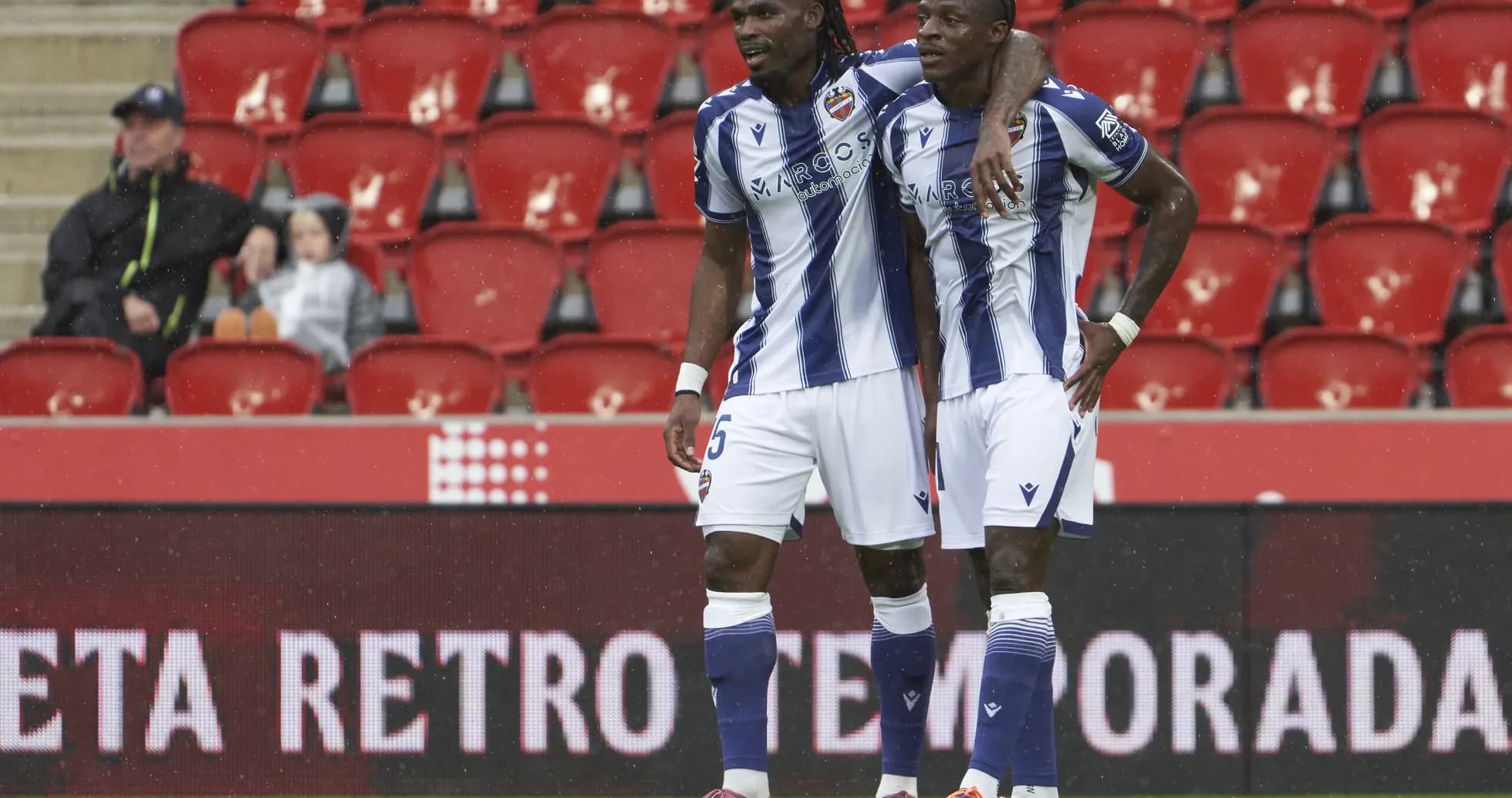Dos jugadores de Levante celebrando un gol