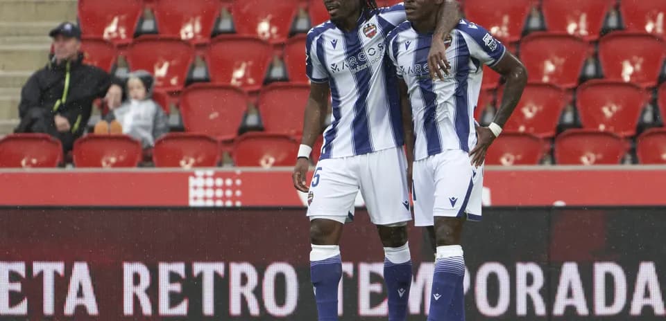 Dos jugadores de Levante celebrando un gol