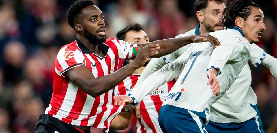 Jugadores en acción durante el partido