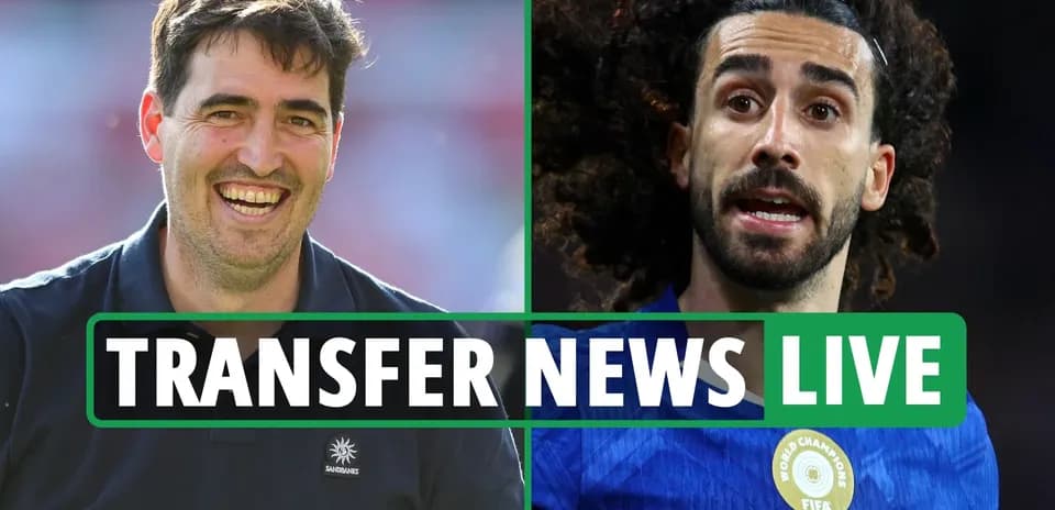 Entrenador sonriente y jugador hablando durante noticias de transferencias