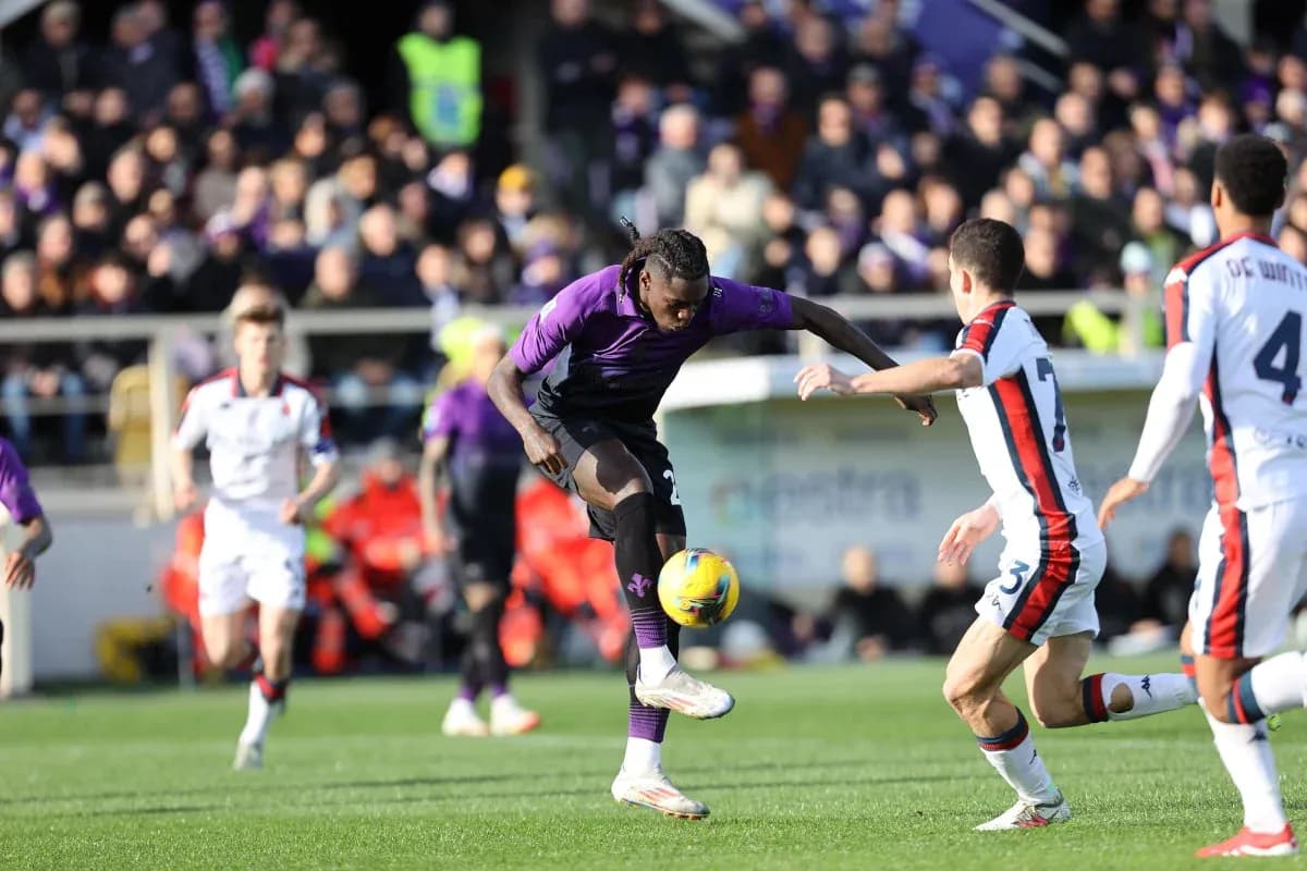 Jugador de Fiorentina controlando el balón en partido