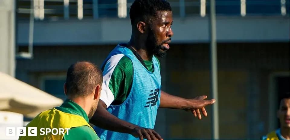 Jugador en entrenamiento con otros compañeros de equipo