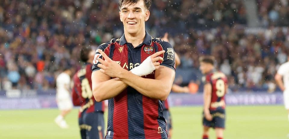 Jugador de Levante celebra tras un gol
