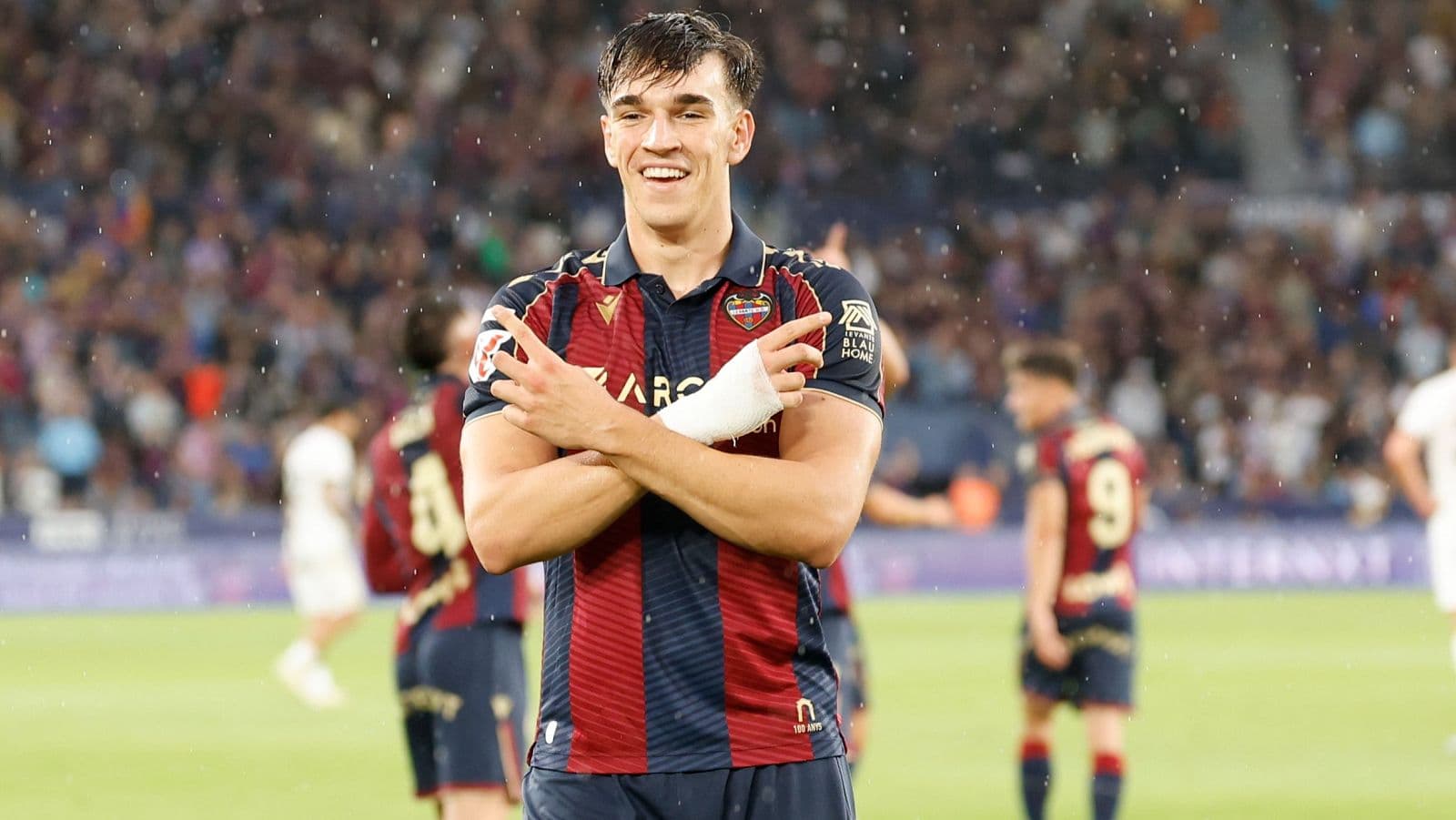 Jugador de Levante celebra tras un gol