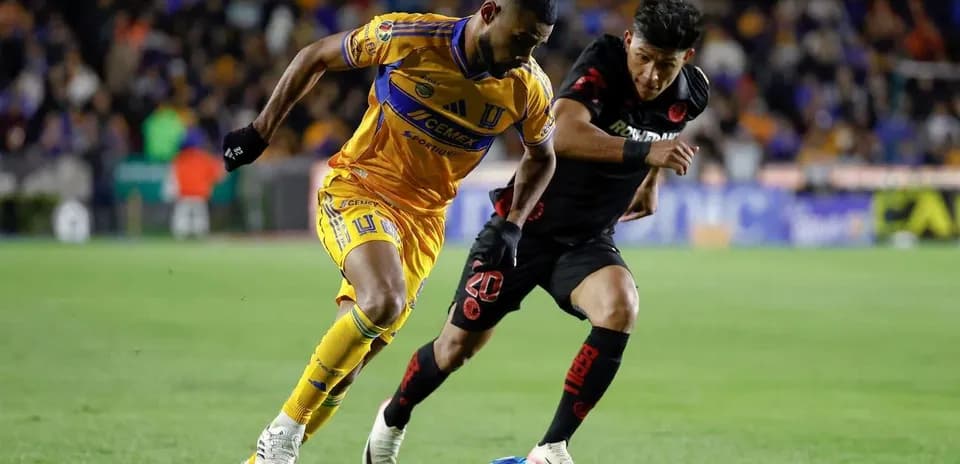 Dos jugadores compitiendo en el partido