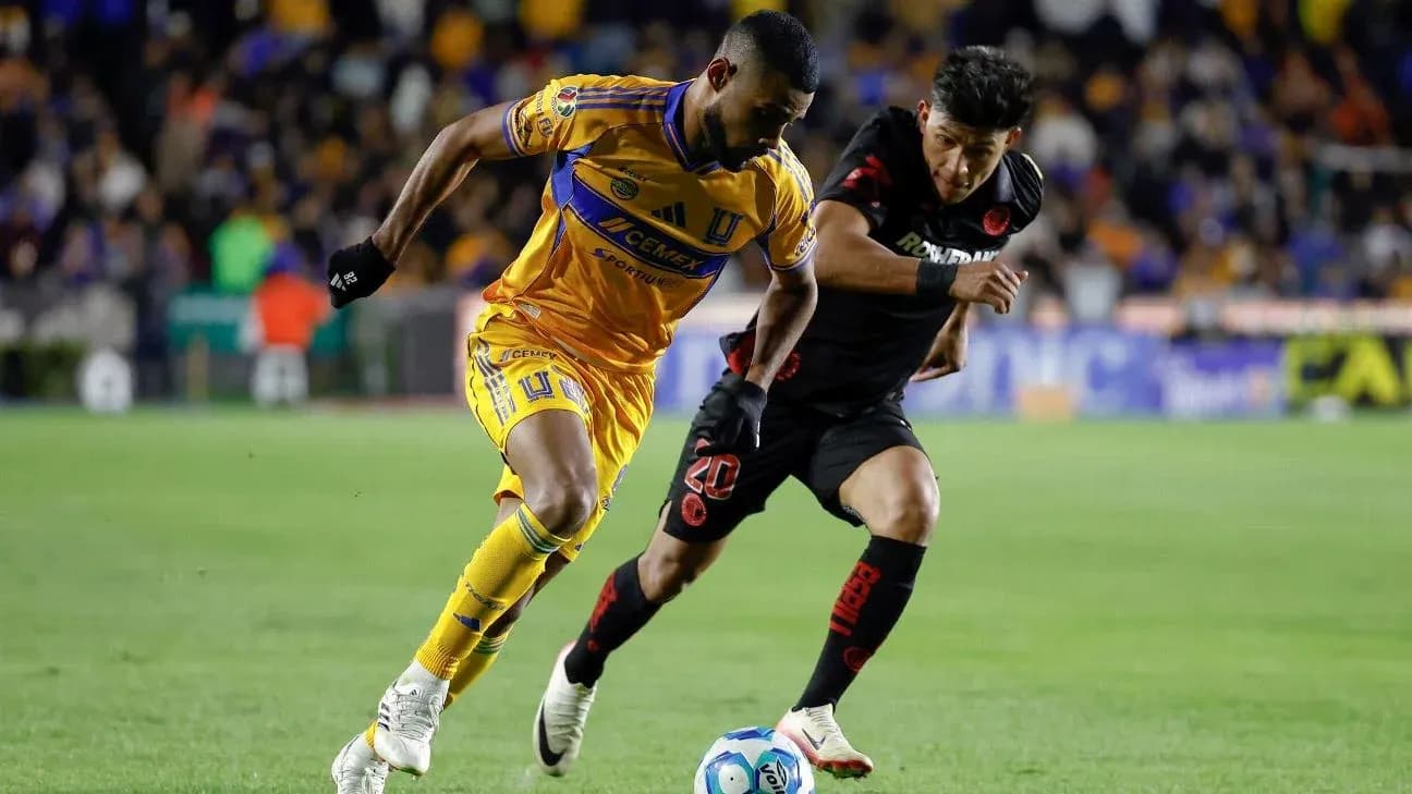 Dos jugadores compitiendo en el partido