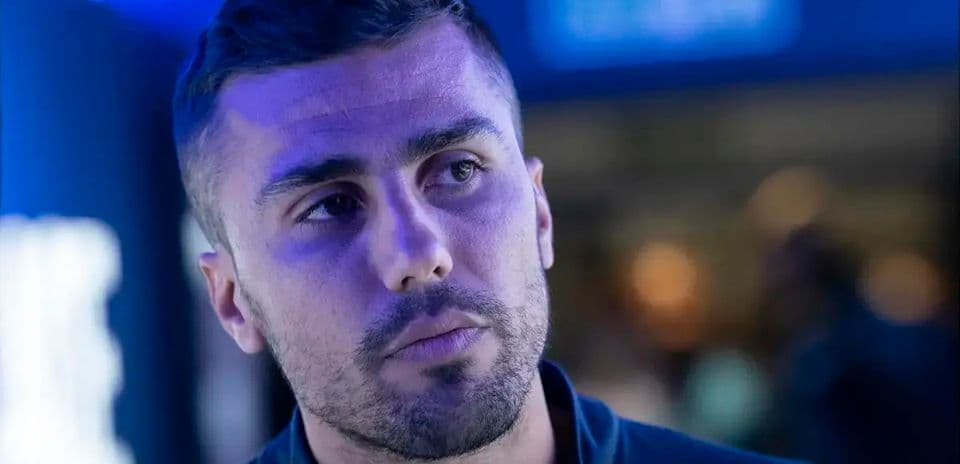 Jugador en evento con iluminación azul tenue