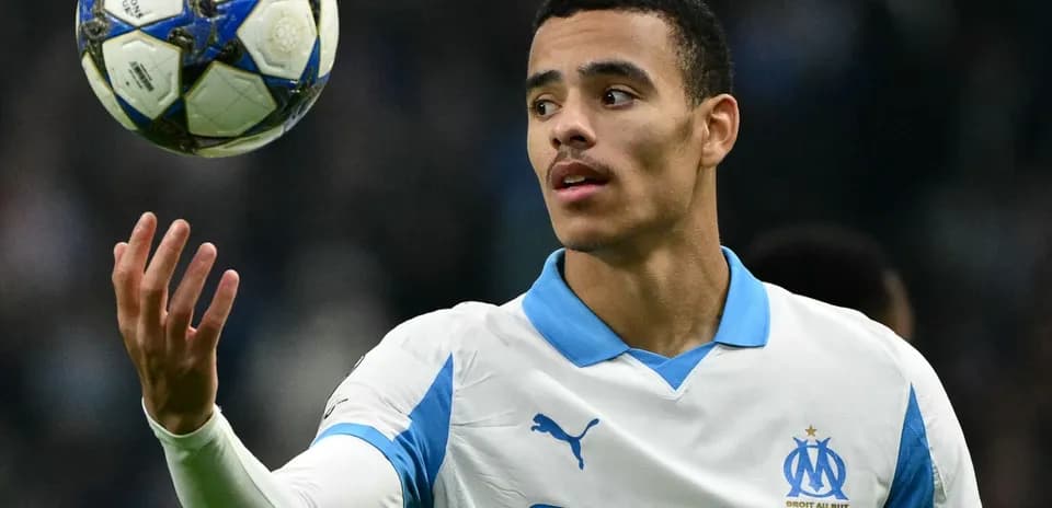 Jugador del Olympique de Marsella controla un balón