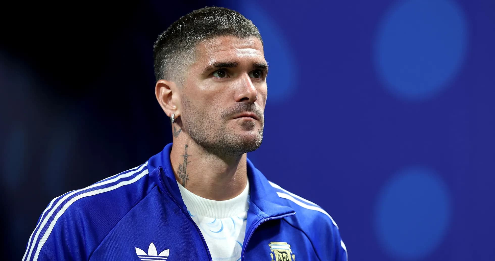 Jugador argentino en uniforme azul durante ceremonia