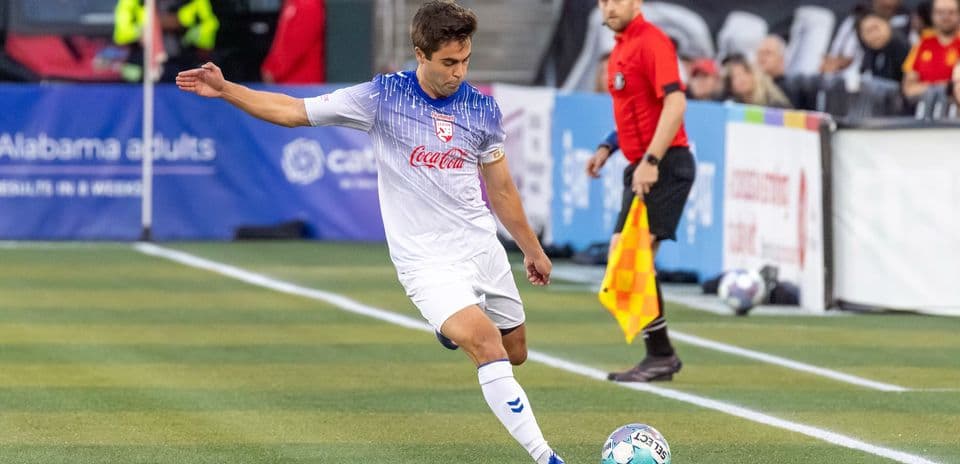 Jugador ejecutando un tiro de esquina