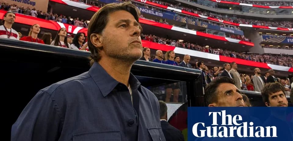 Entrenador observando el partido en estadio lleno