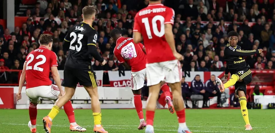 Remate de jugador de Nottingham Forest en el partido